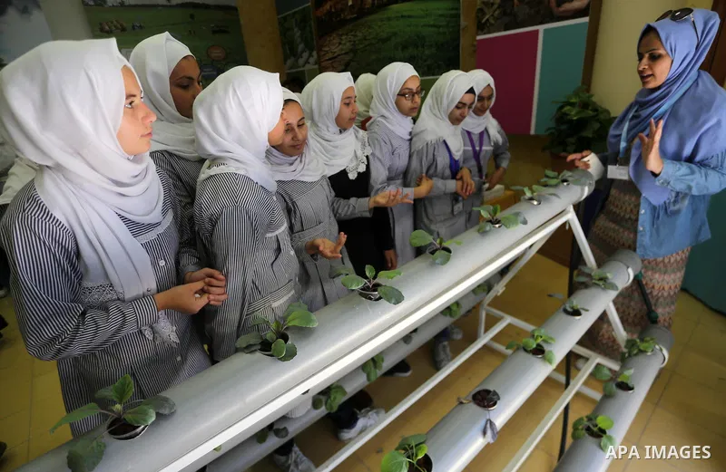 Palestinian students take part in a festival of the Science Days Palestine, at al Qattan Center in Gaza city on October 17, 2017. Photo by Mohammed Asad