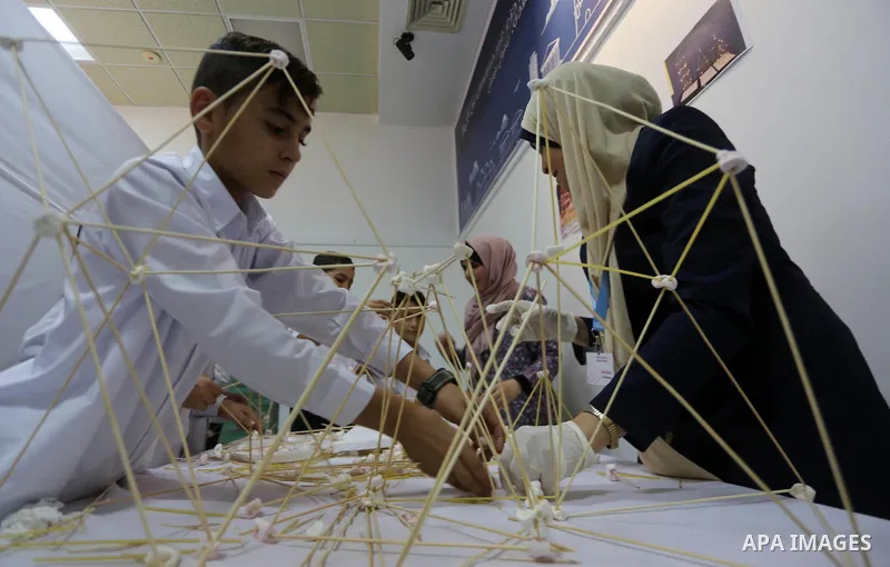 Palestinian students take part in a festival of the Science Days Palestine, at al Qattan Center in Gaza city on October 17, 2017. Photo by Mohammed Asad