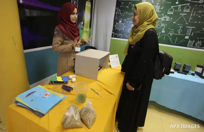 Palestinian students take part in a festival of the Science Days Palestine, at al Qattan Center in Gaza city on October 17, 2017. Photo by Mohammed Asad