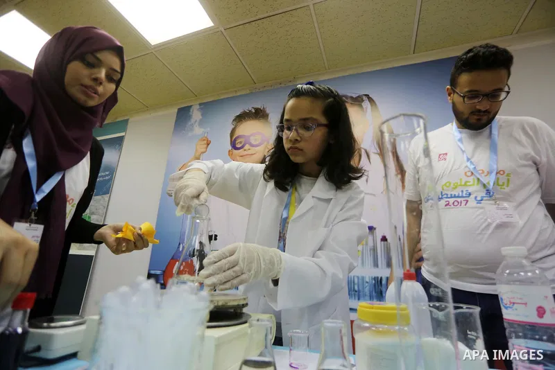 Palestinian students take part in a festival of the Science Days Palestine, at al Qattan Center in Gaza city on October 17, 2017. Photo by Mohammed Asad