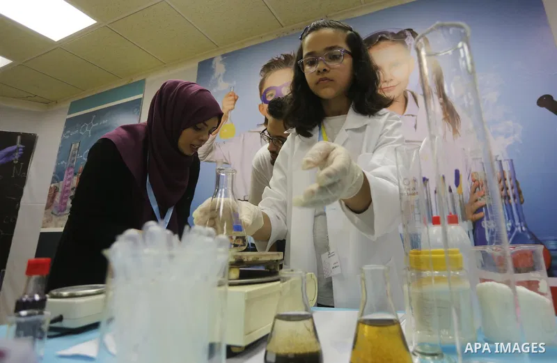 Palestinian students take part in a festival of the Science Days Palestine, at al Qattan Center in Gaza city on October 17, 2017. Photo by Mohammed Asad