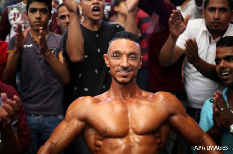 A Palestinian participant prepares himself before a bodybuilding competition, which organized by Palestinian Federation of Bodybuilding and Fitness (PFBB), in Gaza city on October 20, 2017. Photo by Mohammed Asad