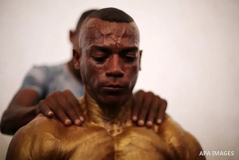 A Palestinian participant prepares himself before a bodybuilding competition, which organized by Palestinian Federation of Bodybuilding and Fitness (PFBB), in Gaza city on October 20, 2017. Photo by Mohammed Asad