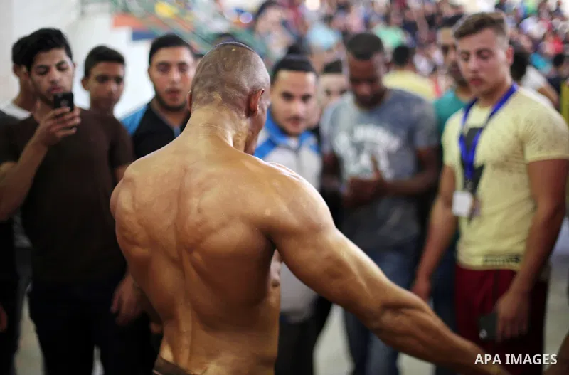 A Palestinian participant prepares himself before a bodybuilding competition, which organized by Palestinian Federation of Bodybuilding and Fitness (PFBB), in Gaza city on October 20, 2017. Photo by Mohammed Asad