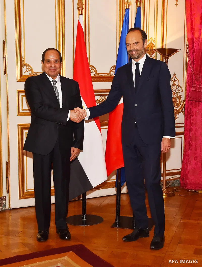 Egyptian President Abdel-Fattah el-Sissi, left, shakes hand with France's Prime Minister Edouard Philippe, at the Hotel Matignon, in Paris on October 24, 2017. Photo by Egyptian President Office