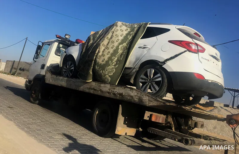 A picture taken on October 27, 2017 shows a truck carrying director general of the internal security forces Tawfeeq Abu Naeem's car after it exploded, in the central Gaza Strip. The head of Hamas security forces in the G...