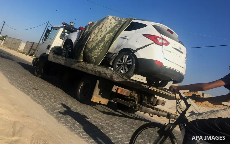 A picture taken on October 27, 2017 shows a truck carrying director general of the internal security forces Tawfeeq Abu Naeem's car after it exploded, in the central Gaza Strip. The head of Hamas security forces in the G...