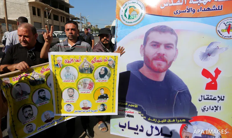 Palestinians take part in a protest to show solidarity with Palestinian prisoners held in Israeli jails, in front of Red cross office in Gaza city on October 30, 2017. Photo by Mohammed Asad