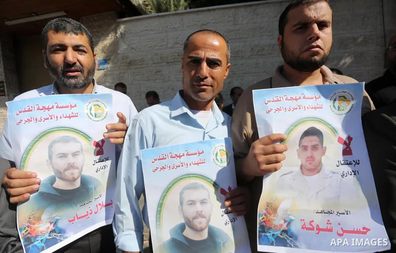 Palestinians take part in a protest to show solidarity with Palestinian prisoners held in Israeli jails, in front of Red cross office in Gaza city on October 30, 2017. Photo by Mohammed Asad