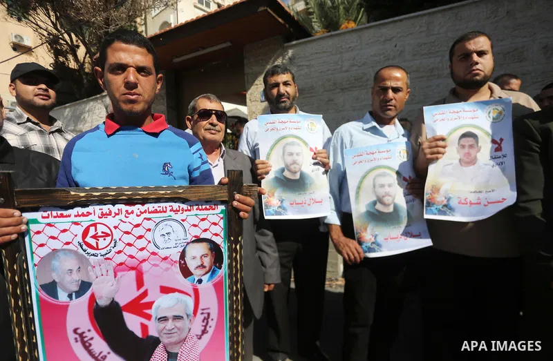 Palestinians take part in a protest to show solidarity with Palestinian prisoners held in Israeli jails, in front of Red cross office in Gaza city on October 30, 2017. Photo by Mohammed Asad
