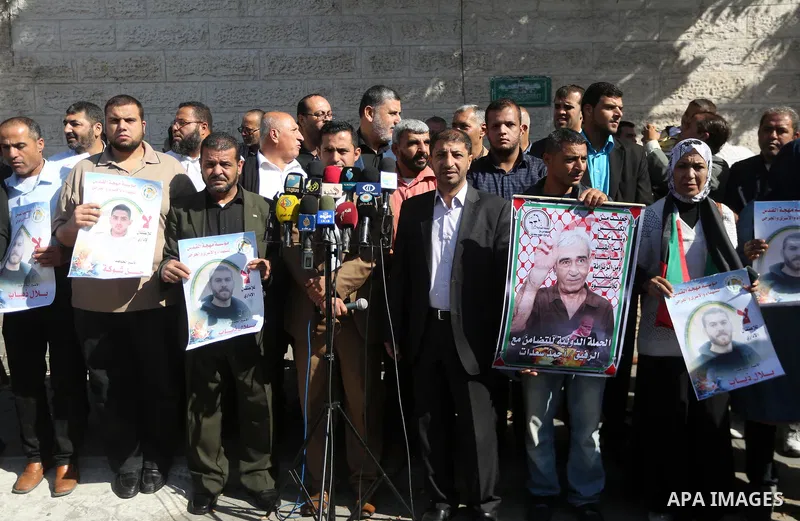 Palestinians take part in a protest to show solidarity with Palestinian prisoners held in Israeli jails, in front of Red cross office in Gaza city on October 30, 2017. Photo by Mohammed Asad