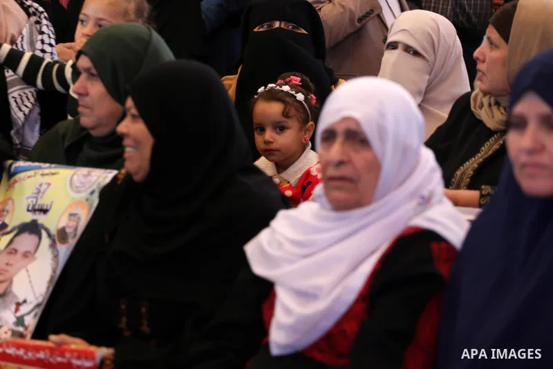 Palestinians take part in a protest to show solidarity with Palestinian prisoners held in Israeli jails, in front of Red cross office in Gaza city on October 30, 2017. Photo by Mohammed Asad