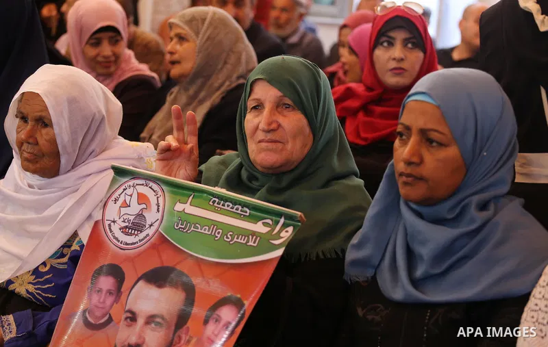Palestinians take part in a protest to show solidarity with Palestinian prisoners held in Israeli jails, in front of Red cross office in Gaza city on October 30, 2017. Photo by Mohammed Asad