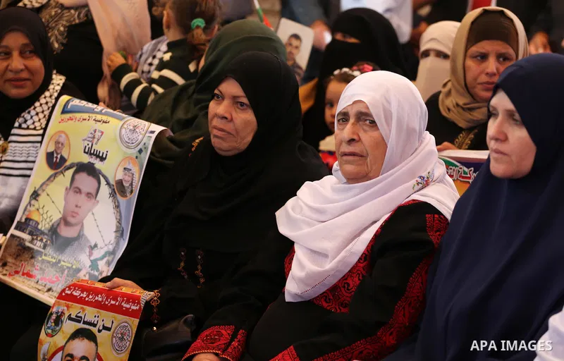 Palestinians take part in a protest to show solidarity with Palestinian prisoners held in Israeli jails, in front of Red cross office in Gaza city on October 30, 2017. Photo by Mohammed Asad