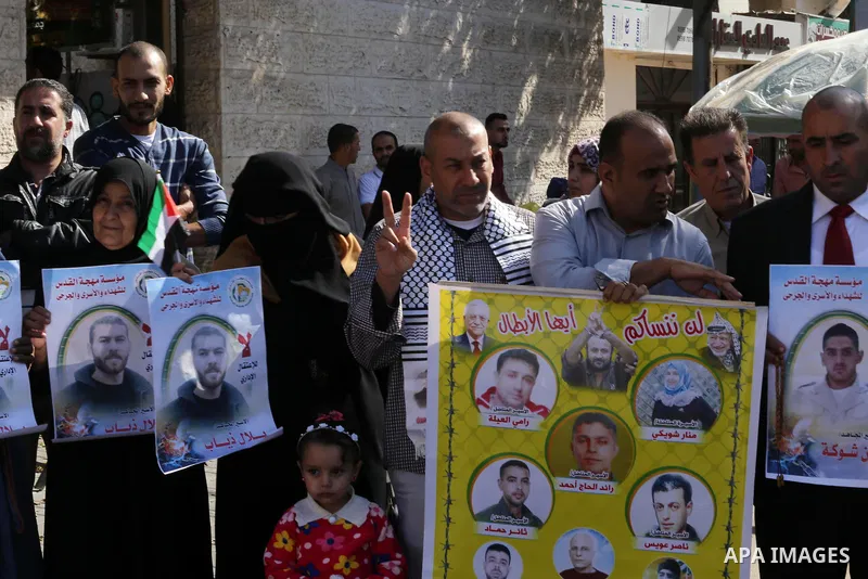 Palestinians take part in a protest to show solidarity with Palestinian prisoners held in Israeli jails, in front of Red cross office in Gaza city on October 30, 2017. Photo by Mohammed Asad