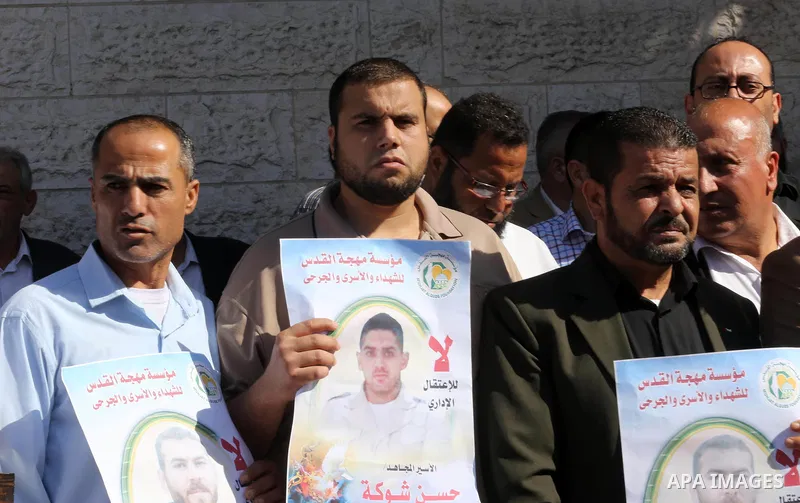 Palestinians take part in a protest to show solidarity with Palestinian prisoners held in Israeli jails, in front of Red cross office in Gaza city on October 30, 2017. Photo by Mohammed Asad