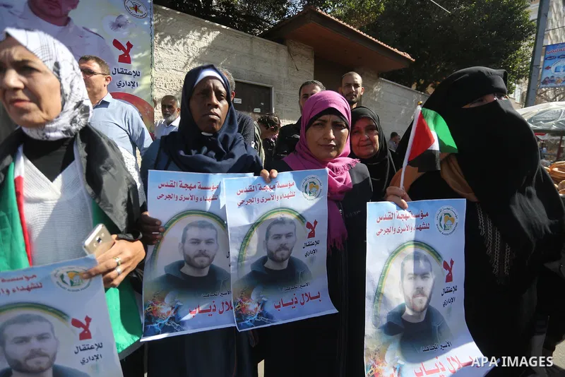 Palestinians take part in a protest to show solidarity with Palestinian prisoners held in Israeli jails, in front of Red cross office in Gaza city on October 30, 2017. Photo by Mohammed Asad