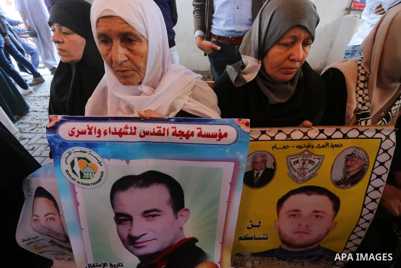 Palestinians take part in a protest to show solidarity with Palestinian prisoners held in Israeli jails, in front of Red cross office in Gaza city on October 30, 2017. Photo by Mohammed Asad