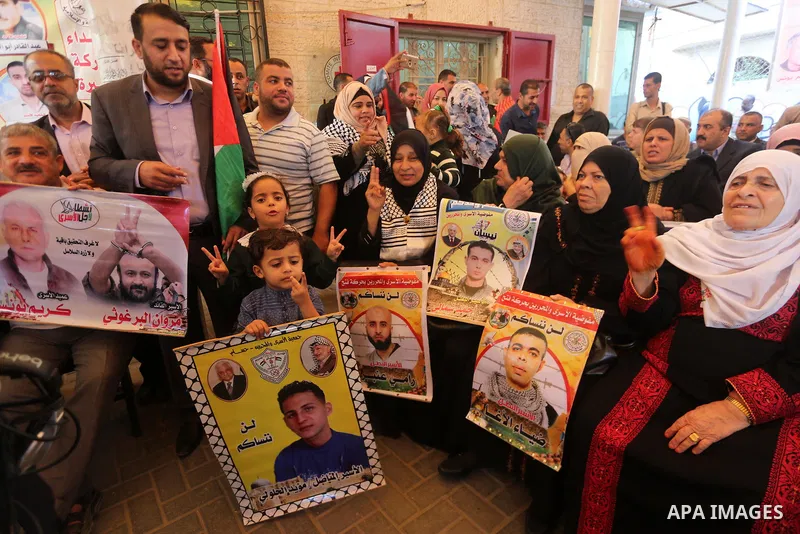 Palestinians take part in a protest to show solidarity with Palestinian prisoners held in Israeli jails, in front of Red cross office in Gaza city on October 30, 2017. Photo by Mohammed Asad