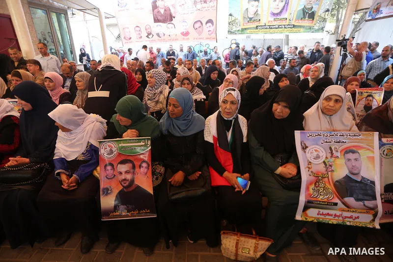 Palestinians take part in a protest to show solidarity with Palestinian prisoners held in Israeli jails, in front of Red cross office in Gaza city on October 30, 2017. Photo by Mohammed Asad