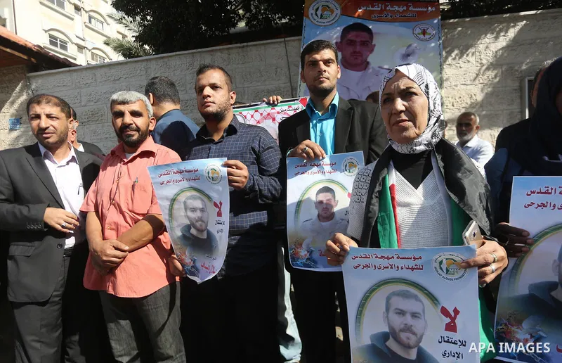 Palestinians take part in a protest to show solidarity with Palestinian prisoners held in Israeli jails, in front of Red cross office in Gaza city on October 30, 2017. Photo by Mohammed Asad