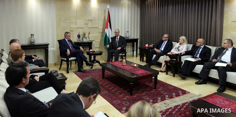 Palestinian Prime Minister Rami Hamdallah meets with Australian opposition leader Bill Shorten in the West Bank city of Ramallah on October 30, 2017. Photo by Prime Minister Office