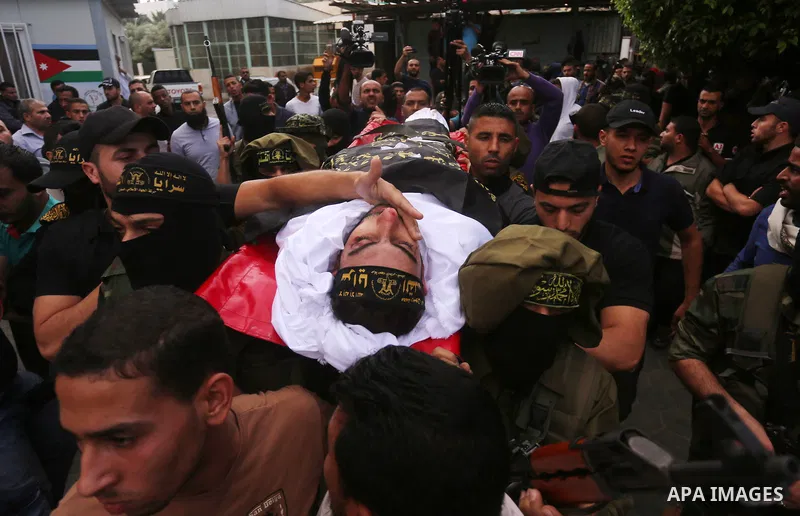 Palestinian mourners carry the body of Hassan Abu Hassanin in Bureij refugee camp in central Gaza Strip on October 31, 2017, during the funeral of Palestinians who were killed the previous day in an Israeli operation to...