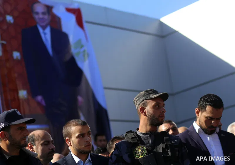 Members of Palestinian security forces stand at Rafah border crossing with Egypt, in the southern Gaza Strip November 1, 2017. Hamas handed over control of the Gaza Strip's border with Egypt to the Palestinian Authority...