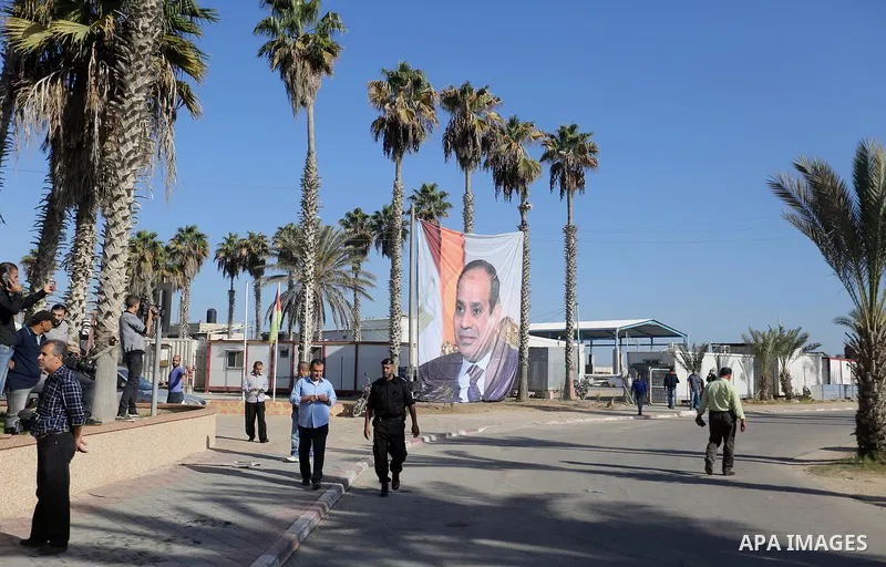 Members of Palestinian security forces stand at Rafah border crossing with Egypt, in the southern Gaza Strip November 1, 2017. Hamas handed over control of the Gaza Strip's border with Egypt to the Palestinian Authority...