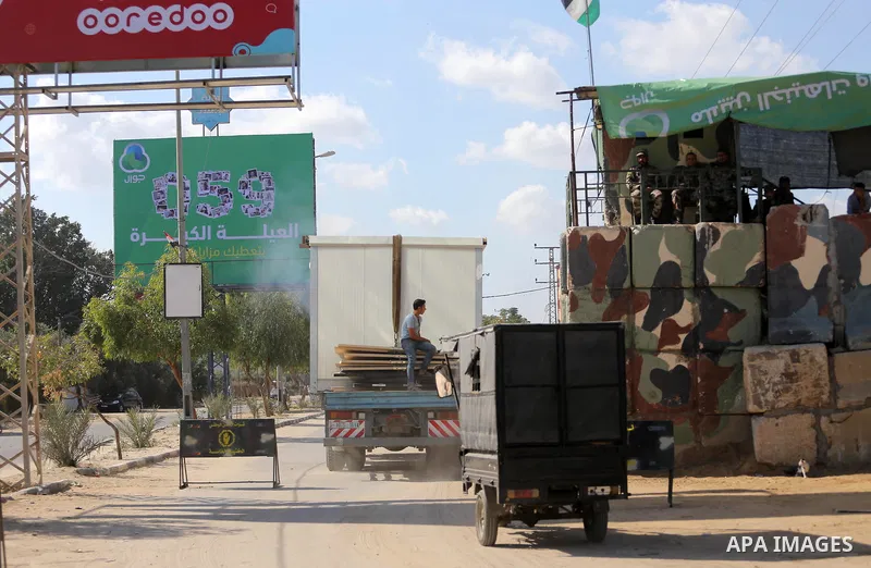 Palestinians remove caravans, at Erez crossing, in the northern Gaza Strip November 1, 2017. Hamas handed over control of the Gaza Strip's borders with Egypt and Israel to the Palestinian Authority in the first key test...