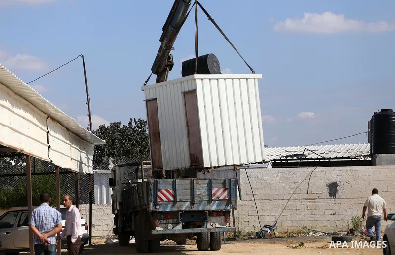 Palestinians remove caravans, at Erez crossing, in the northern Gaza Strip November 1, 2017. Hamas handed over control of the Gaza Strip's borders with Egypt and Israel to the Palestinian Authority in the first key test...