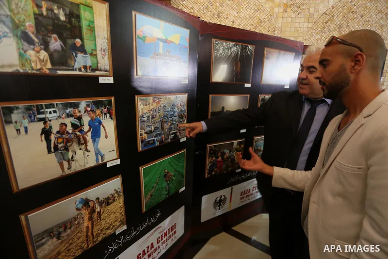 Palestinians attend photos gallery for media freedom in Gaza city on November 6, 2017. Photo by Mohammed Asad