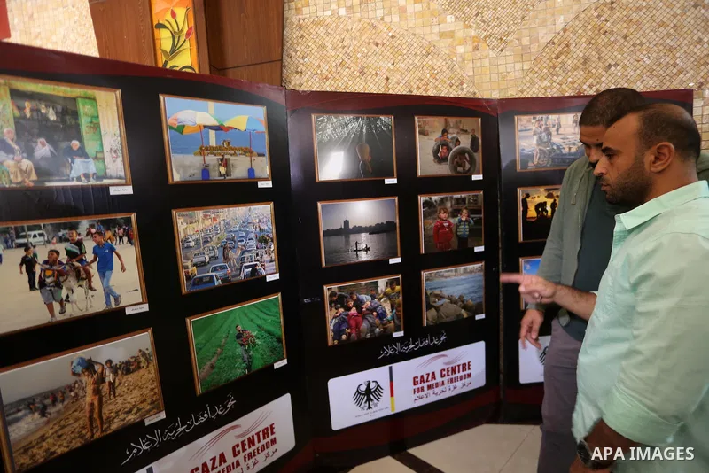 Palestinians attend photos gallery for media freedom in Gaza city on November 6, 2017. Photo by Mohammed Asad