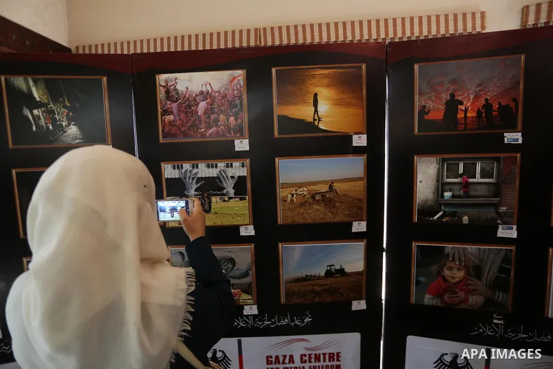 Palestinians attend photos gallery for media freedom in Gaza city on November 6, 2017. Photo by Mohammed Asad