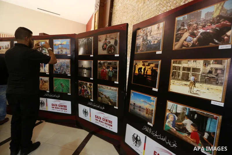Palestinians attend photos gallery for media freedom in Gaza city on November 6, 2017. Photo by Mohammed Asad