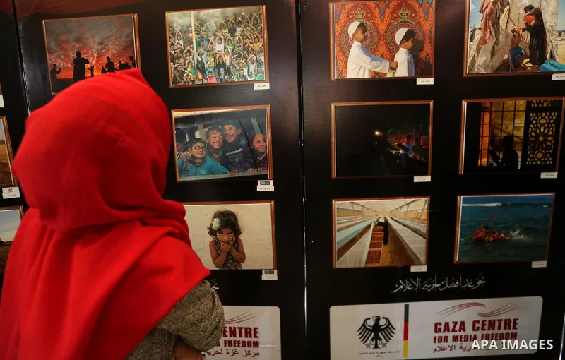 Palestinians attend photos gallery for media freedom in Gaza city on November 6, 2017. Photo by Mohammed Asad