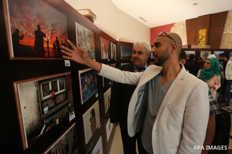 Palestinians attend photos gallery for media freedom in Gaza city on November 6, 2017. Photo by Mohammed Asad