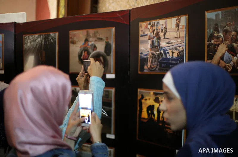 Palestinians attend photos gallery for media freedom in Gaza city on November 6, 2017. Photo by Mohammed Asad
