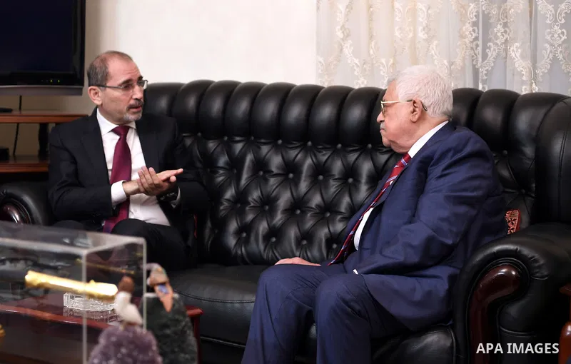 Palestinian President Mahmoud Abbas meets with Jordanian Foreign Minister Ayman Safadi, in Amman on November 9, 2017. Photo by Thaer Ghanaim