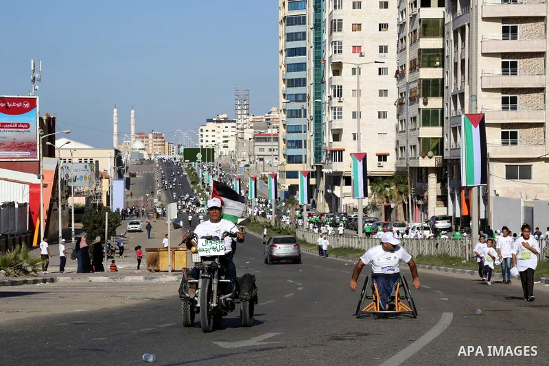 Palestinians take part in a marathon Palestinian unity, in Gaza city on November 10, 2017. Photo by Atia Darwish