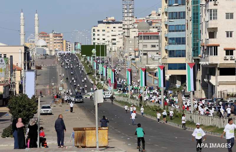 Palestinians take part in a marathon Palestinian unity, in Gaza city on November 10, 2017. Photo by Atia Darwish