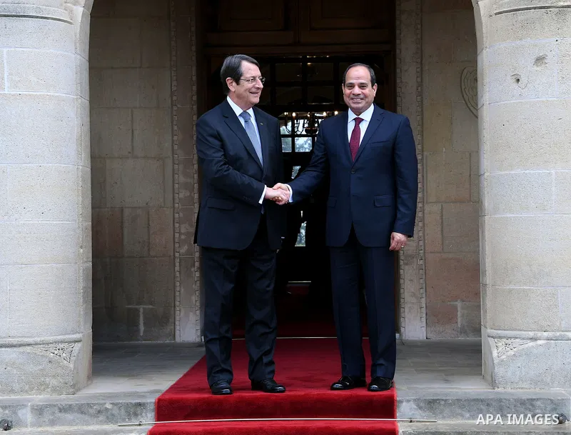Cypriot President Nicos Anastasiades shakes hand with Egyptian President Abdel Fattah al-Sisi before a meeting at the presidential palace in the capital Nicosia, on November 20, 2017. Photo by Egyptian President Office