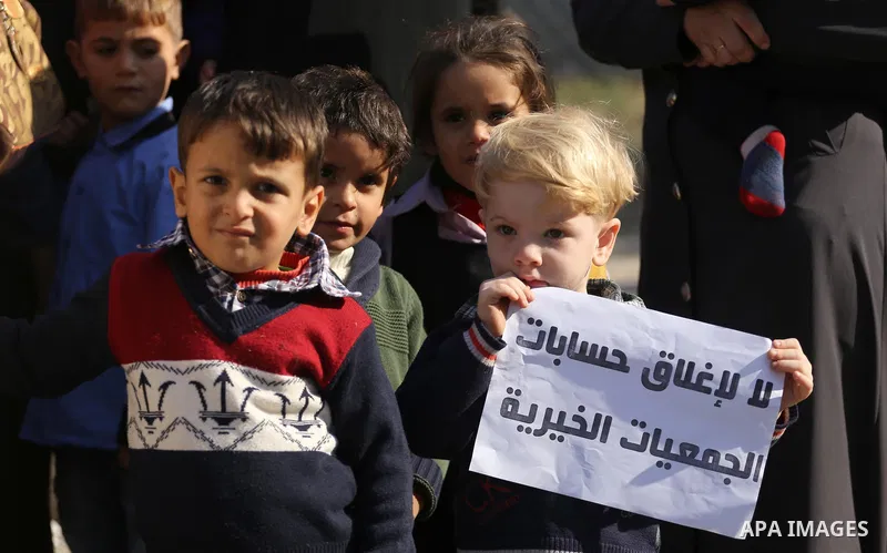 Palestinian orphans take part in a protest against the closure of the accounts of charities in Gaza city, on November 26, 2017. Photo by Mohammed Asad