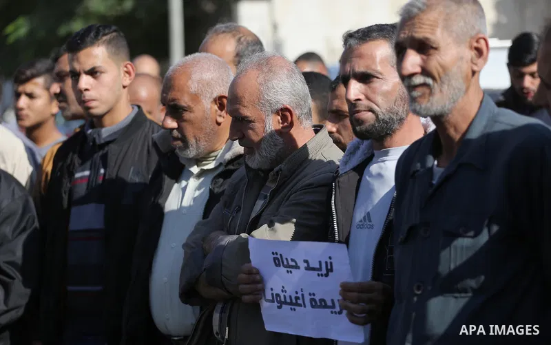 Palestinian orphans take part in a protest against the closure of the accounts of charities in Gaza city, on November 26, 2017. Photo by Mohammed Asad