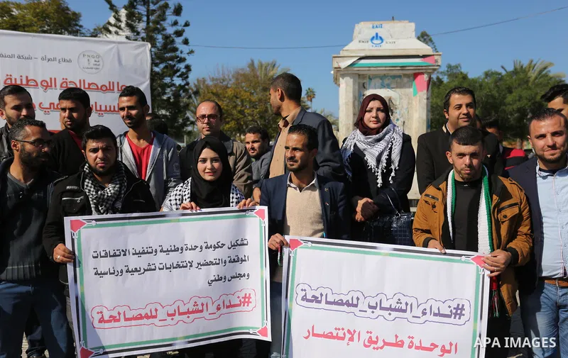Palestinians take part in a rally to support of the Palestinian reconciliation, in Gaza city, on November 26, 2017. Photo by Ashraf Amra