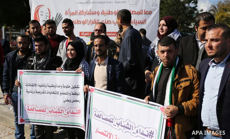 Palestinians take part in a rally to support of the Palestinian reconciliation, in Gaza city, on November 26, 2017. Photo by Ashraf Amra
