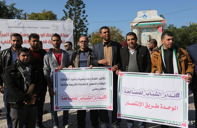 Palestinians take part in a rally to support of the Palestinian reconciliation, in Gaza city, on November 26, 2017. Photo by Ashraf Amra
