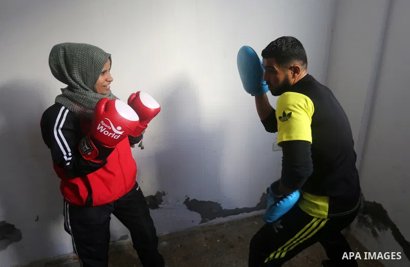 Palestinian women take part in Boxing training during the first founding course of women boxing in Gaza City on November 26, 2017. Photo by Atia Darwish