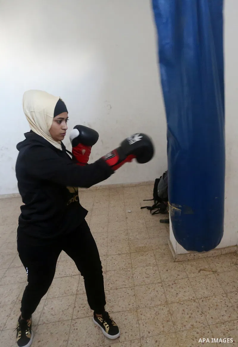 Palestinian women take part in Boxing training during the first founding course of women boxing in Gaza City on November 26, 2017. Photo by Atia Darwish