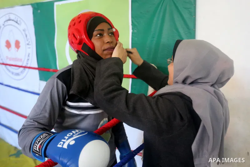 Palestinian women take part in Boxing training during the first founding course of women boxing in Gaza City on November 26, 2017. Photo by Atia Darwish